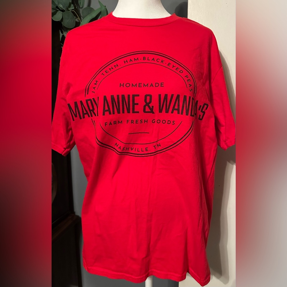 Mary Anne & Wanda’s Farm Fresh Red Tshirt Medium- From The Chicks song Earl NWOT